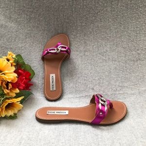 Magenta Thong Sandals with Decorative Chrome Links